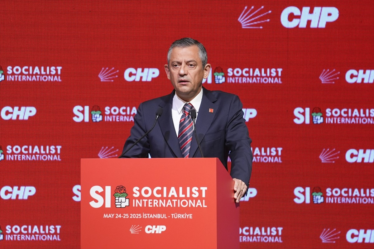 CHP Genel Başkanı Özgür Özel, Beşiktaş'ta bir otelde düzenlenen Sosyalist Enternasyonal Konsey...