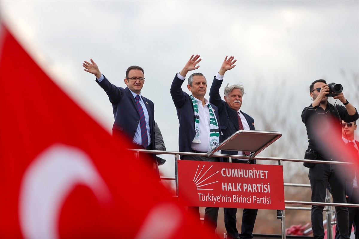 CHP Genel Başkanı Özgür Özel, Konya'da partisinin Kılıçarslan Meydanı'nda düzenlediği mitinge...