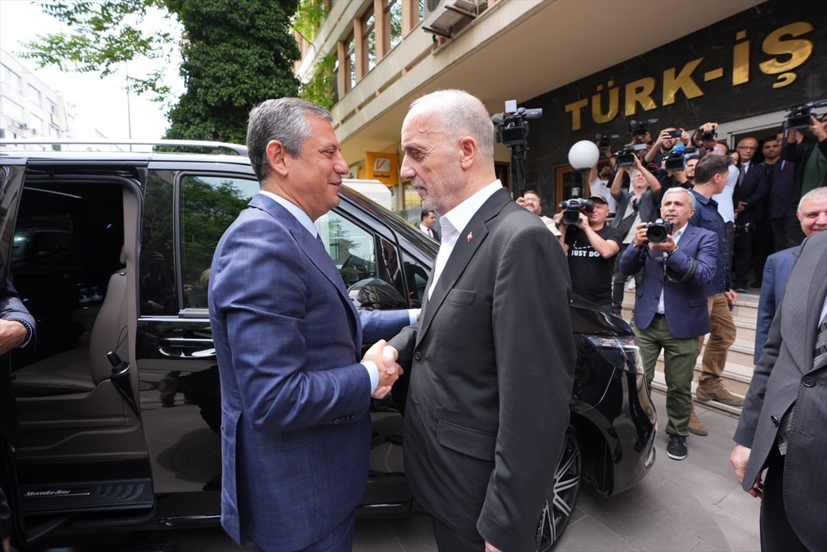 CHP Genel Başkanı Özgür Özel, TÜRK-İŞ Genel Başkanı Ergün Atalay'ı ziyaret etti. Atalay, CHP Genel...