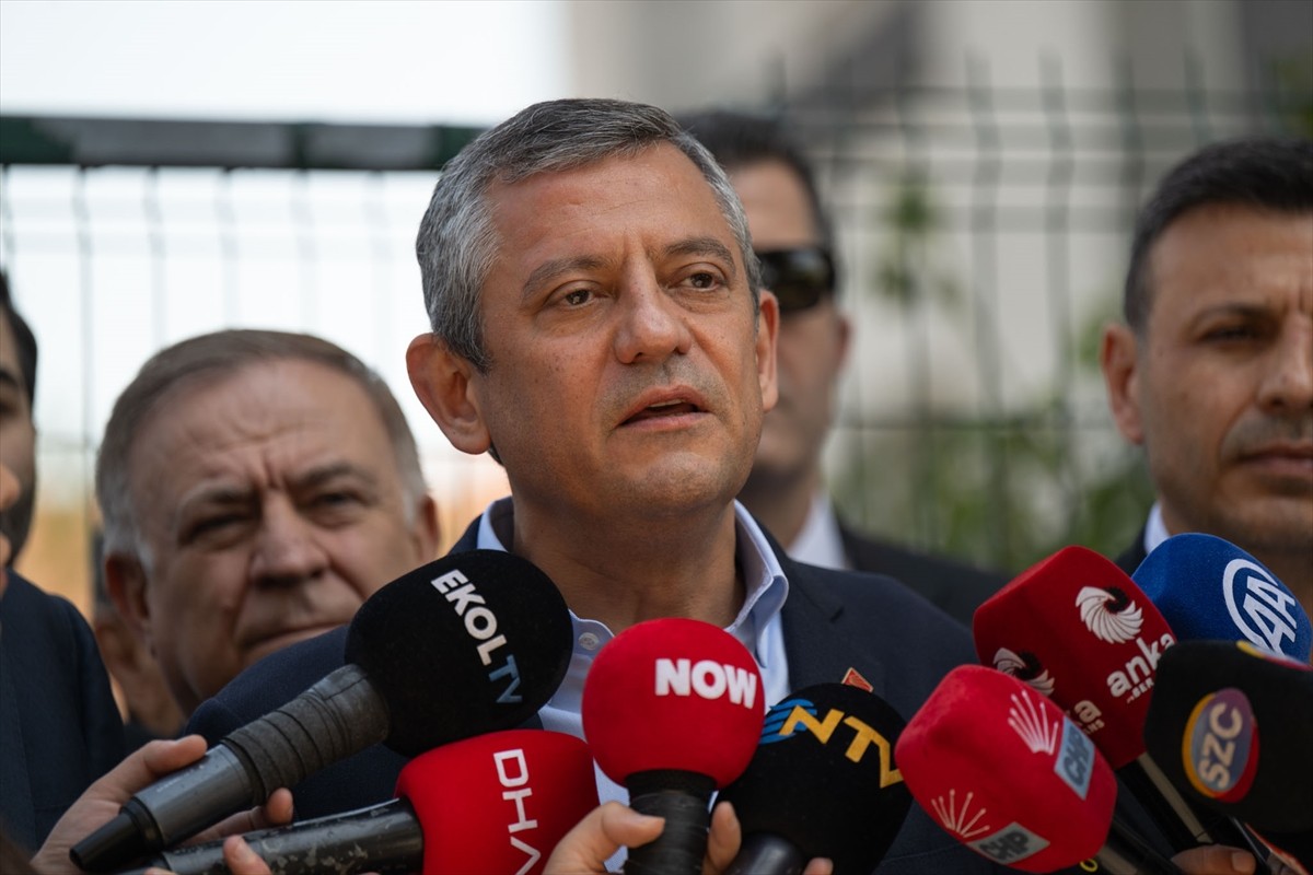 CHP Genel Başkanı Özgür Özel, vefat eden sanatçı Yavuz Top'un Sarıyer'deki ailesine taziye...