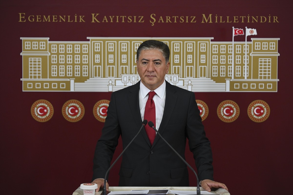 CHP Grup Başkanvekili Murat Emir, TBMM'de düzenlediği basın toplantısında açıklamalarda...