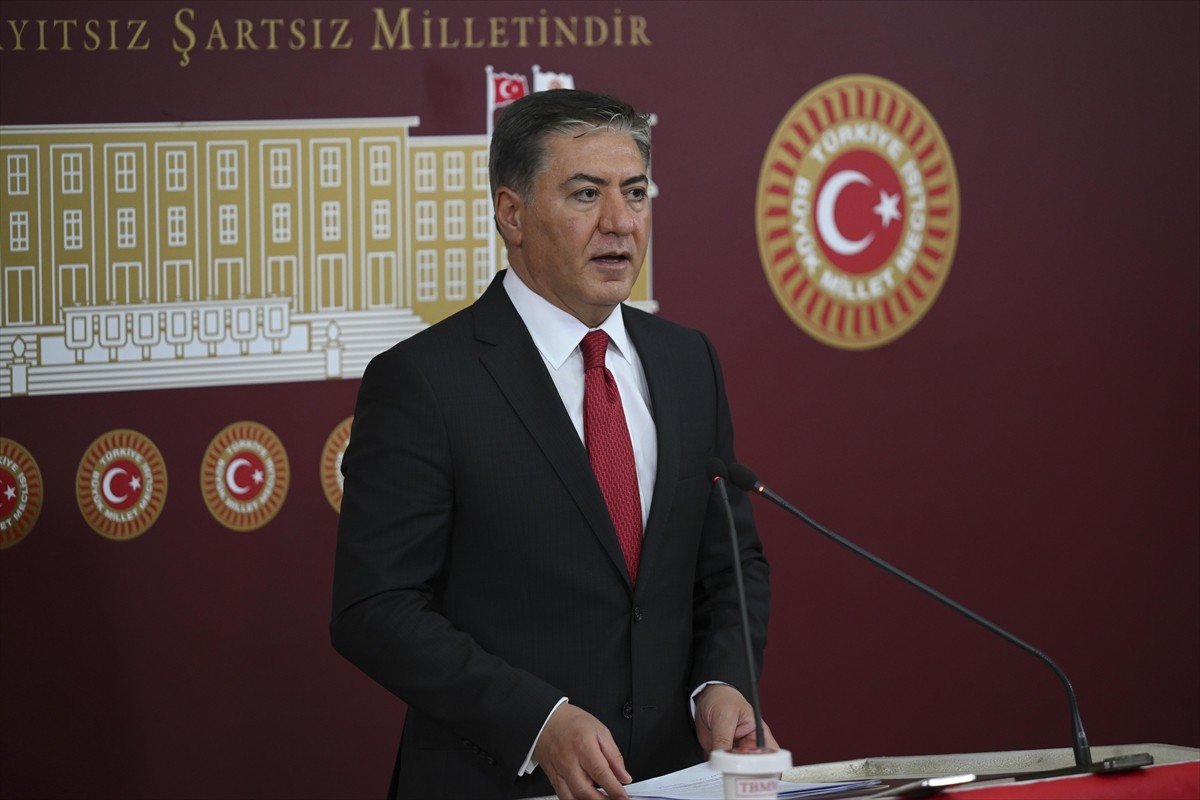 CHP Grup Başkanvekili Murat Emir, TBMM'de düzenlediği basın toplantısında açıklamalarda...