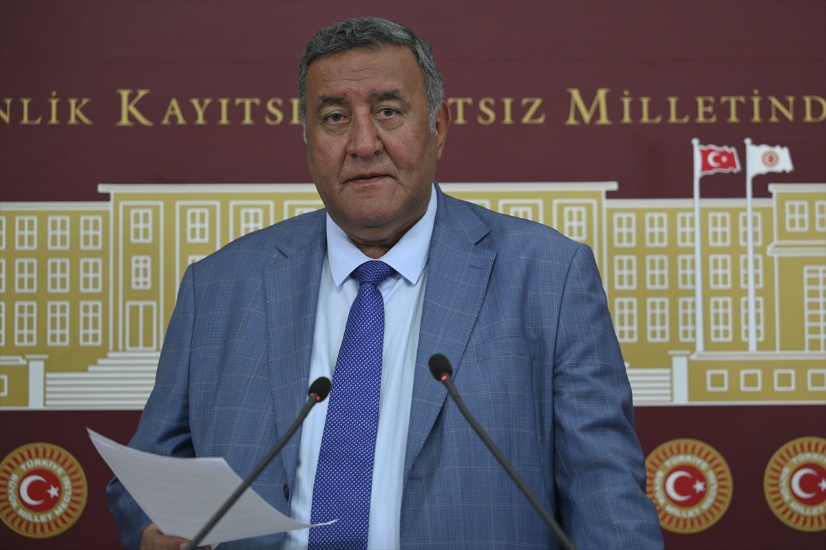 CHP Niğde Milletvekili Ömer Fethi Gürer, TBMM'de basın toplantısı düzenledi. 