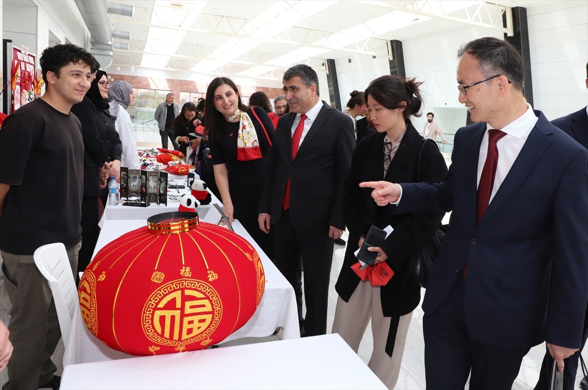 Çin'in Ankara Büyükelçisi Ciang Şüebin (sağ), Nevşehir Hacı Bektaş Veli Üniversitesi (NEVÜ)...