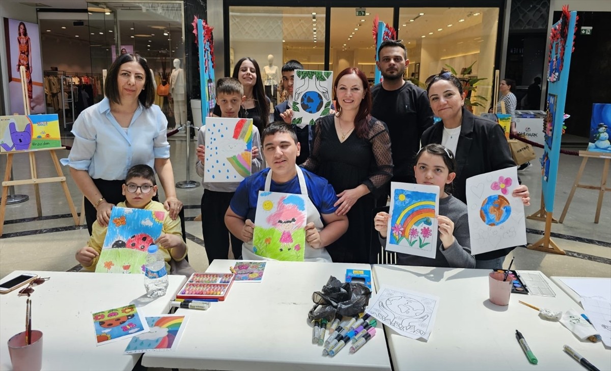 Çorum'da Engelliler Haftası etkinlikleri kapsamında "Sevgi dolu fırça izleri" resim sergisi...