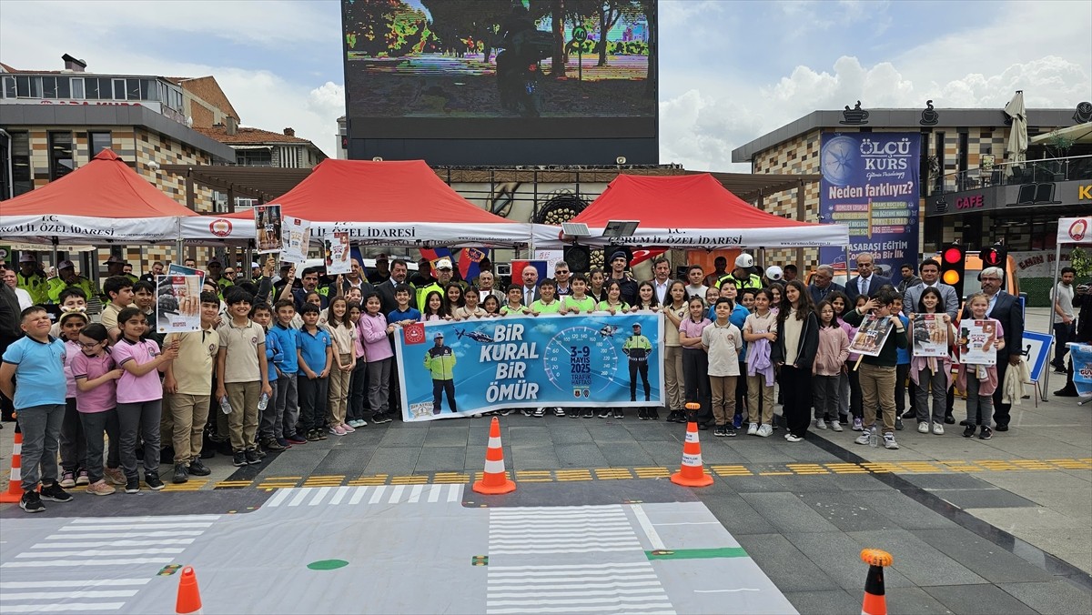 Çorum'da, Karayolu Trafik Güvenliği Günü ve Trafik Haftası dolayısıyla İl Emniyet Müdürlüğü ve İl...