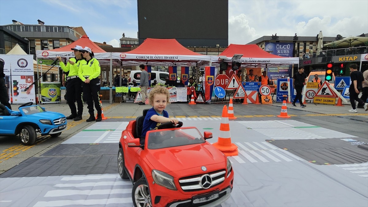 Çorum'da, Karayolu Trafik Güvenliği Günü ve Trafik Haftası dolayısıyla İl Emniyet Müdürlüğü ve İl...