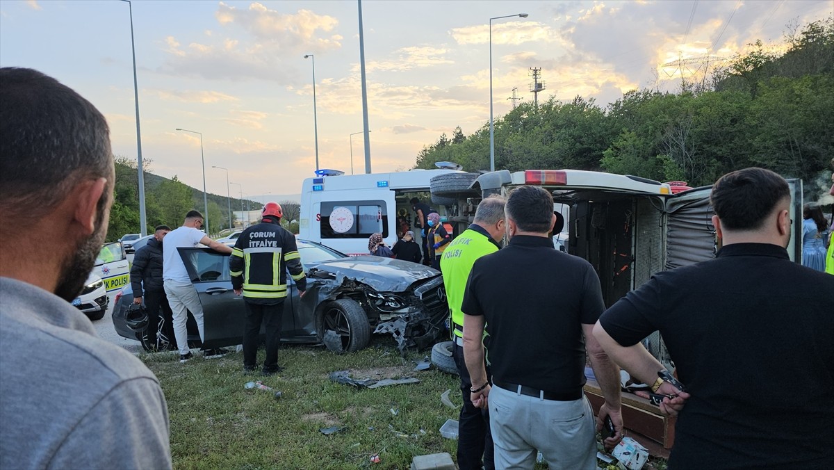 Çorum'da otomobil ile minibüsün çarpıştığı kazada 4 kişi yaralandı.