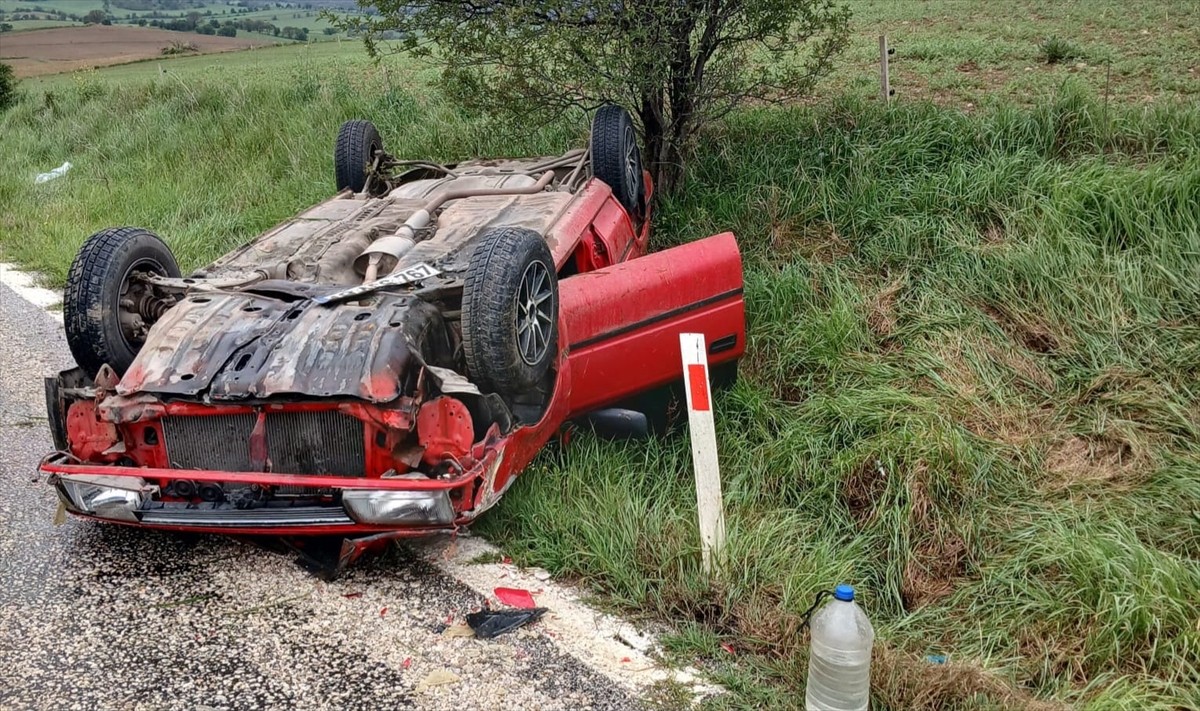 Çorum'da otomobilin yol kenarına devrilmesi sonucu aynı aileden 1'i çocuk 4 kişi yaralandı.
