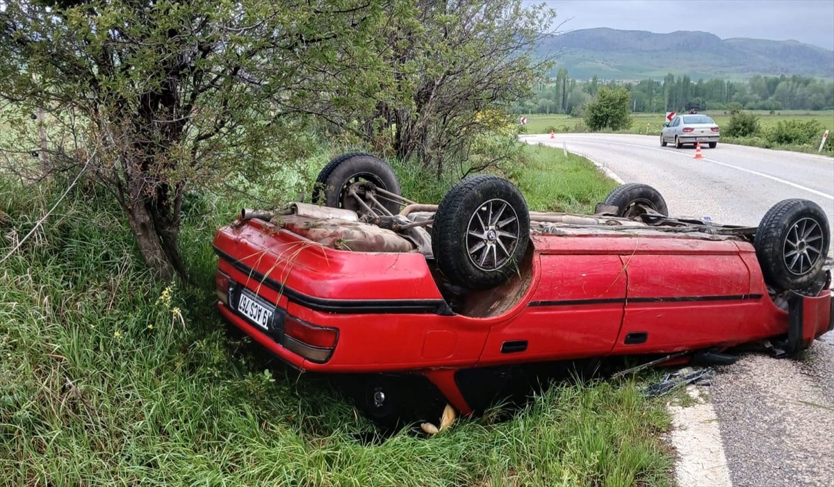 Çorum'da otomobilin yol kenarına devrilmesi sonucu aynı aileden 1'i çocuk 4 kişi yaralandı.
