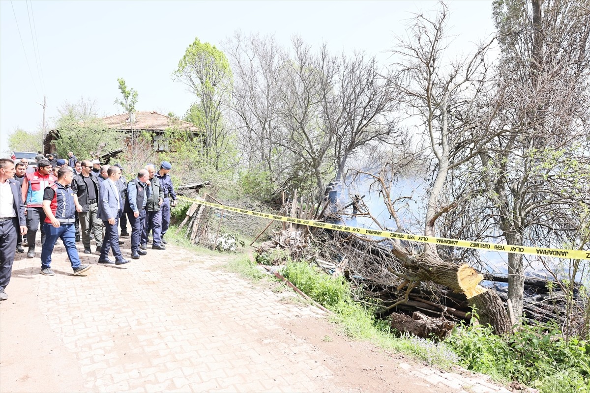 Çorum Valisi Ali Çalgan (sağ 4), İskilip ilçesinde yangın nedeniyle 3 evin kullanılamaz hale...