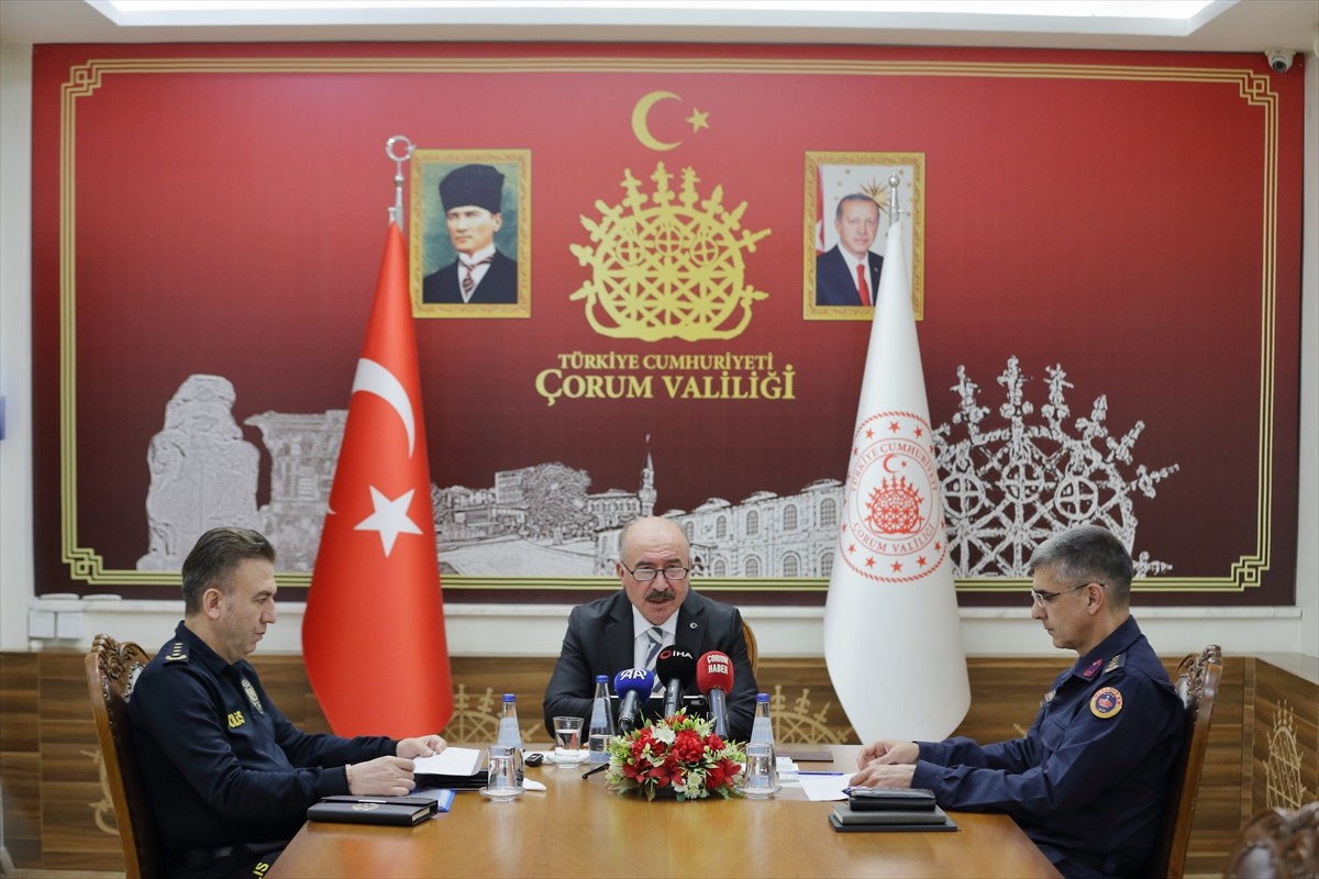 Çorum Valisi Ali Çalgan, Valilik Toplantı Salonu'nda düzenlediği basın toplantısında, emniyet ve...