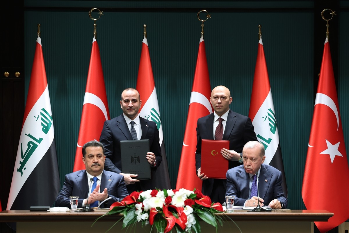 Cumhurbaşkanı Recep Tayyip Erdoğan (sağda) ile Irak Başbakanı Muhammed Şiya es-Sudani'nin (solda)...