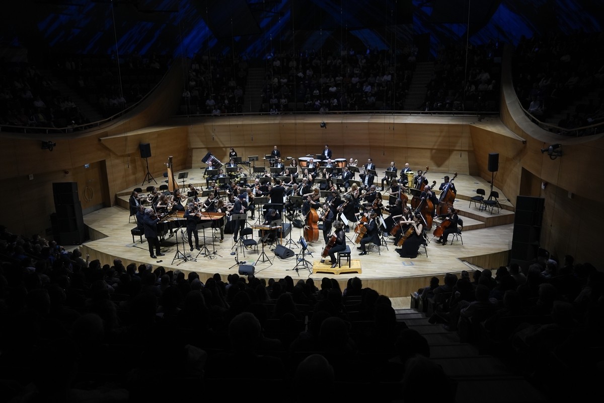 Cumhurbaşkanlığı Senfoni Orkestrası (CSO), sezonun son konserinde Sirba Orkestrasını...