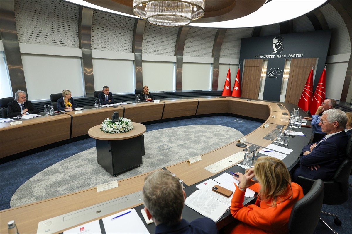 Cumhuriyet Halk Partisi (CHP) Genel Başkanı Özgür Özel, partisinin genel merkezinde Rhone Senatörü...