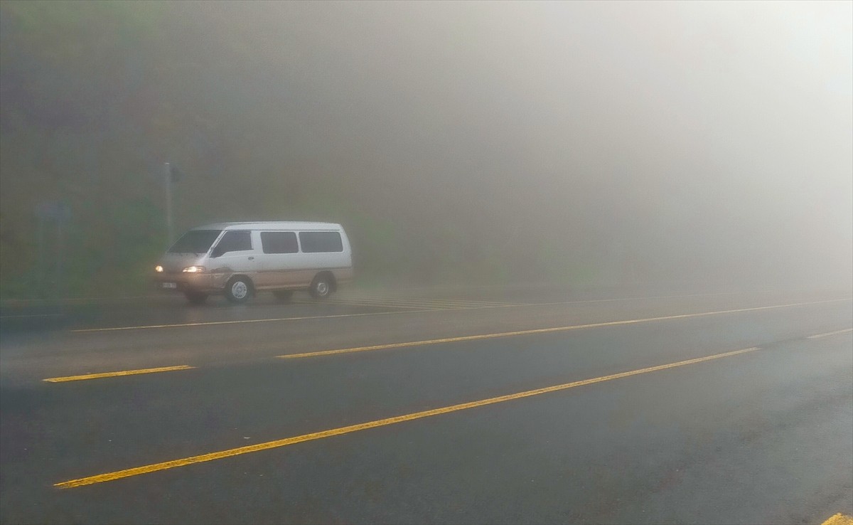 D-100 kara yolunun Bolu Dağı geçişinde sis ulaşımı olumsuz etkiledi.