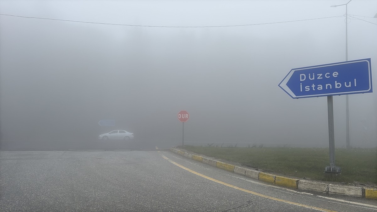 D-100 kara yolunun Bolu Dağı kesiminde sis etkisini gösterdi, görüş mesafesi yer yer 30 metreye...