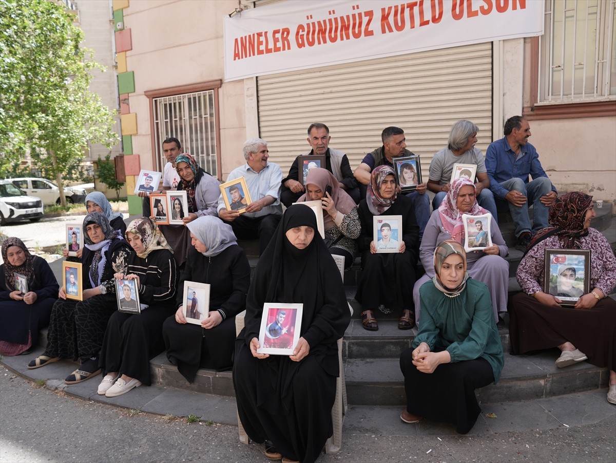 Dağa kaçırılan çocuklarına kavuşma ümidiyle eski HDP il binası önünde oturma eylemi yapan...