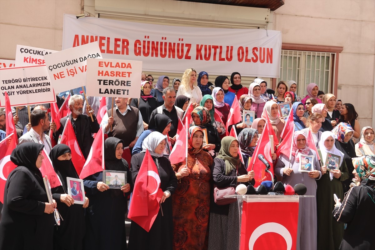 Dağa kaçırılan çocuklarına kavuşma ümidiyle eski HDP il binası önünde oturma eylemi yapan...