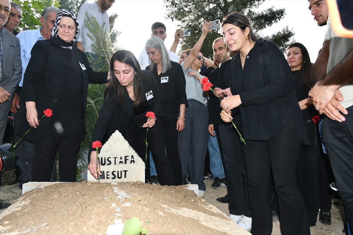 DEM Parti Eş Genel Başkanı Tülay Hatimoğulları (sol 2), İstanbul'da geçirdiği kalp krizi sonucu...