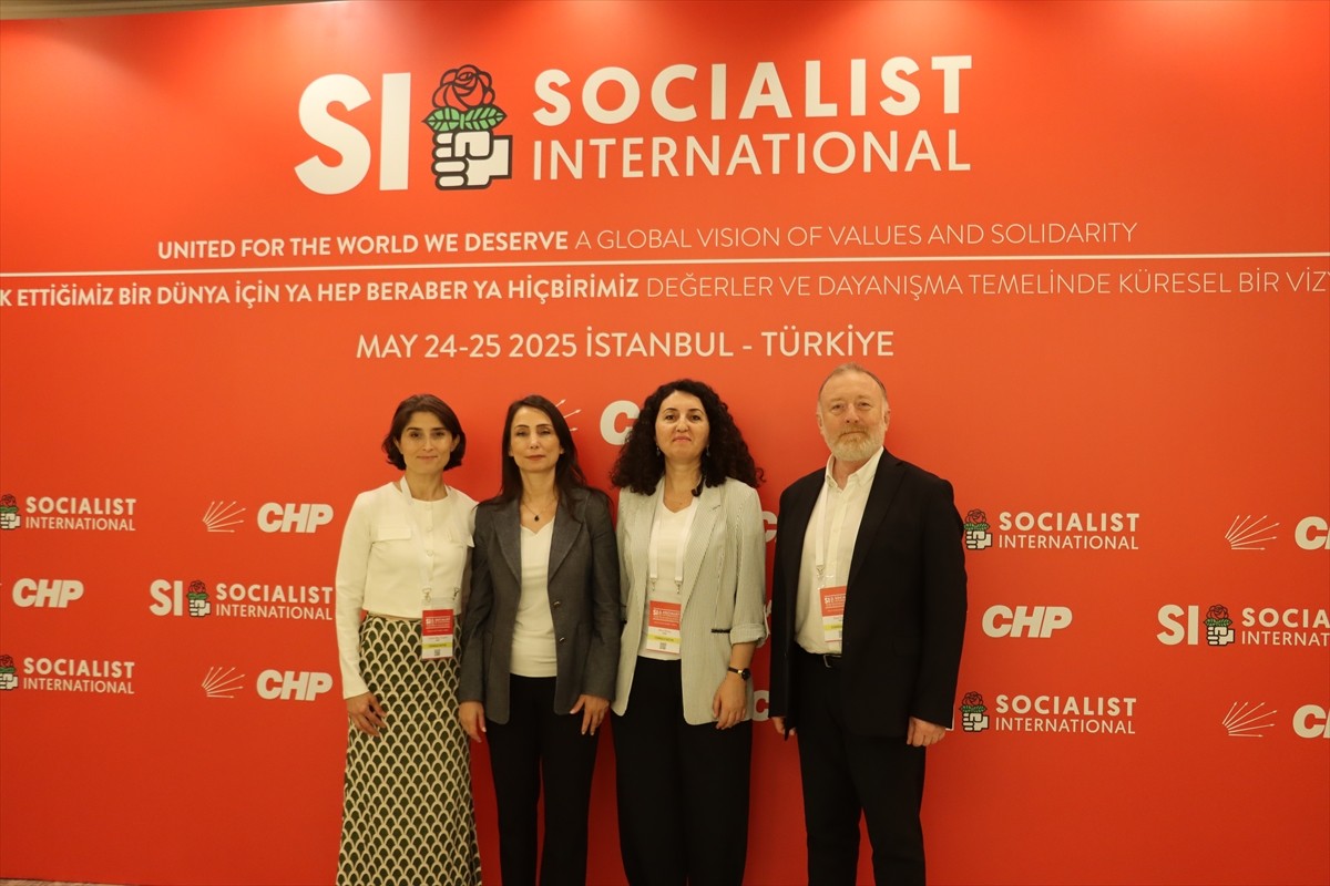 DEM Parti Eş Genel Başkanı Tülay Hatimoğulları (sol 2) ve parti heyeti, İstanbul'da düzenlenen...