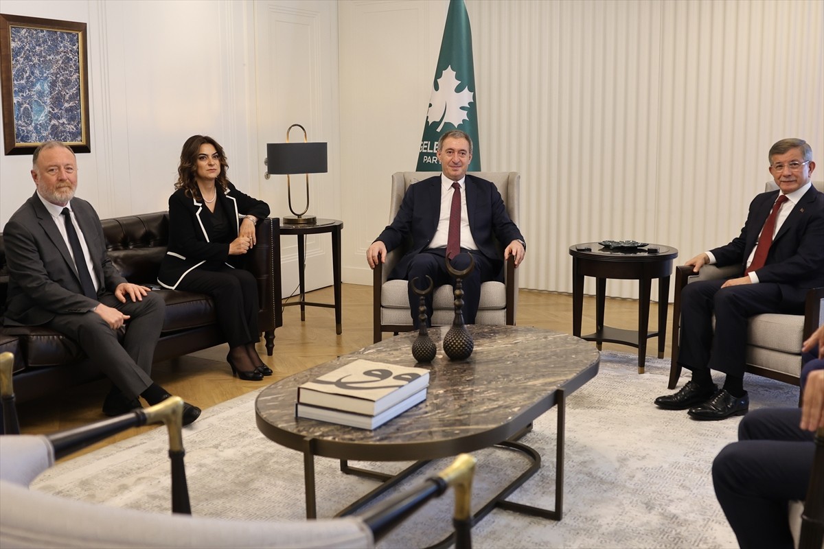 DEM Parti Eş Genel Başkanı Tuncer Bakırhan (solda) ve Grup Başkanvekili Gülistan Kılıç Koçyiğit...