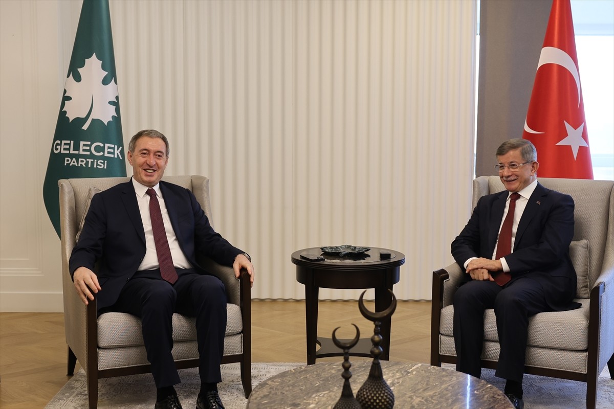 DEM Parti Eş Genel Başkanı Tuncer Bakırhan (solda) ve Grup Başkanvekili Gülistan Kılıç Koçyiğit...