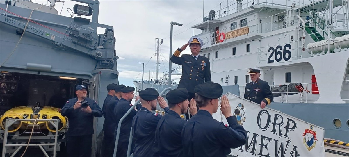 Deniz Kuvvetleri Komutanı Oramiral Ercüment Tatlıoğlu, resmi davetli olarak gittiği Polonya'da...
