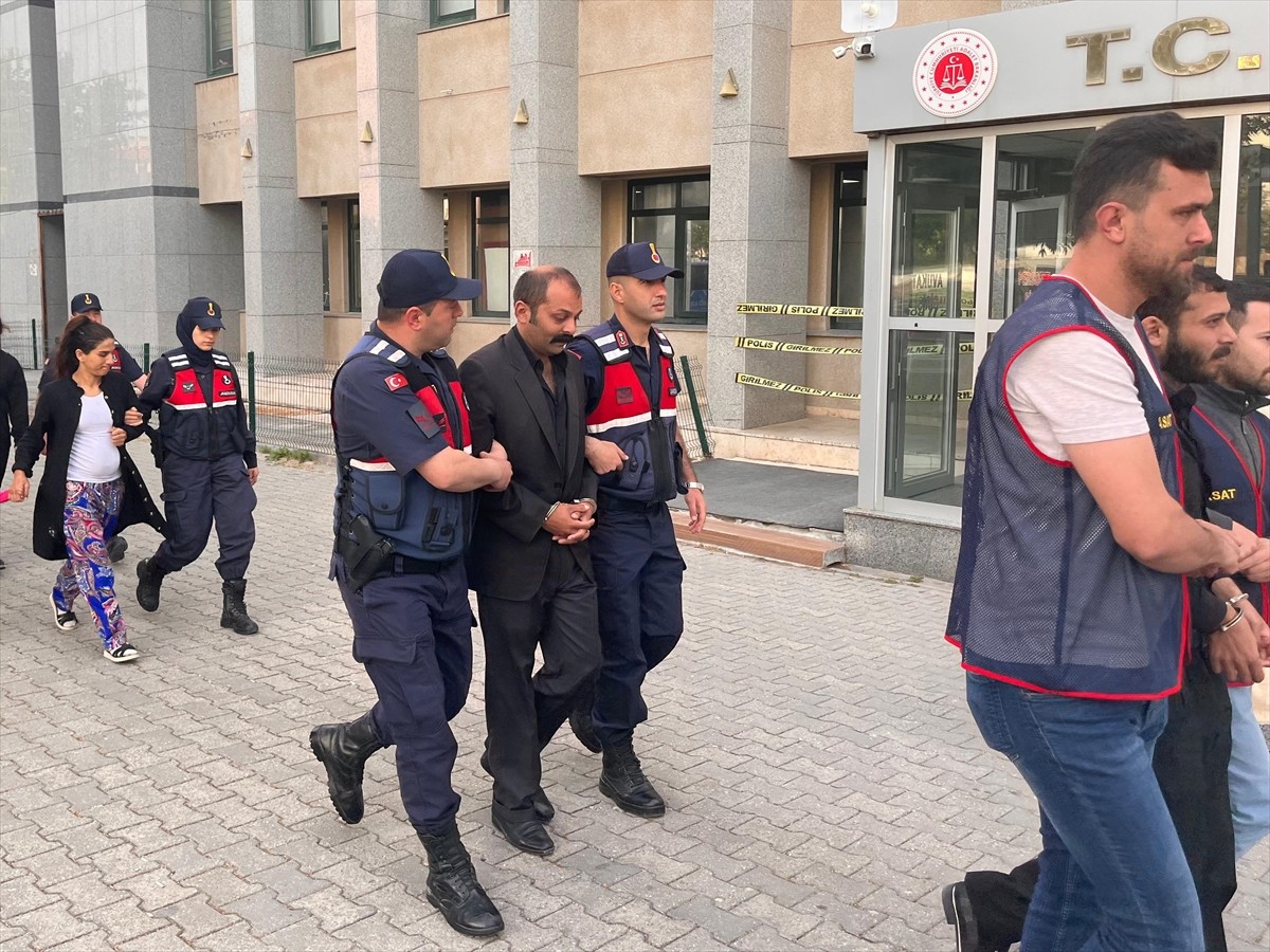 Denizli'nin Honaz ilçesinde hırsızlık yaptıkları iddiasıyla gözaltına alınan 4 zanlıdan 3'ü...