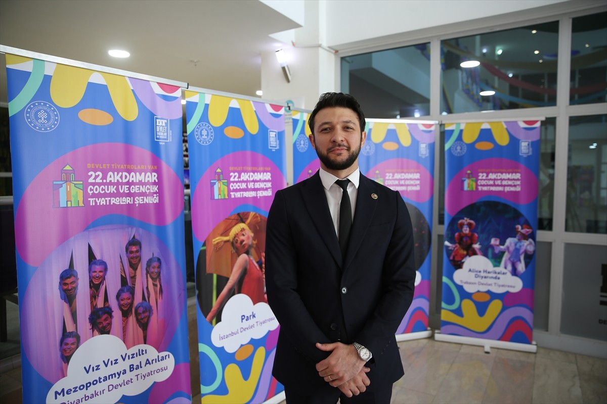 Devlet Tiyatroları Genel Müdürlüğünce düzenlenen 22. Van Akdamar Çocuk ve Gençlik Tiyatroları...