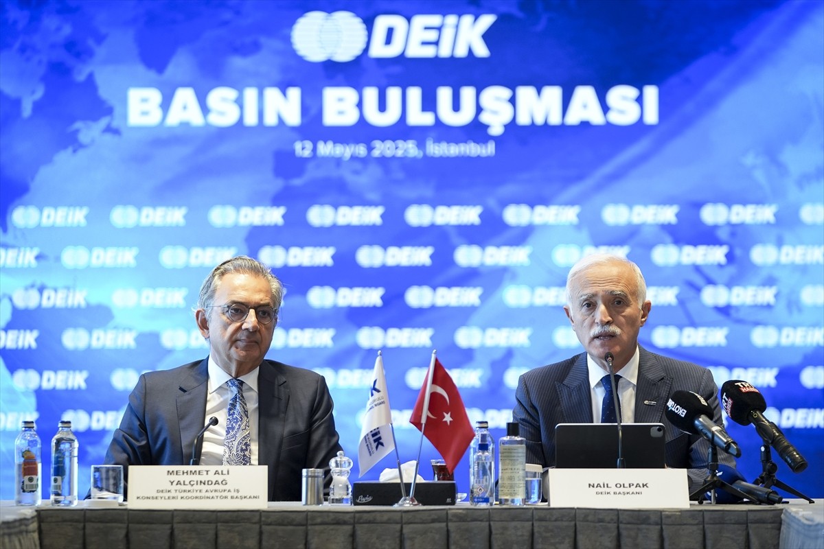 Dış Ekonomik İlişkiler Kurulu (DEİK) Başkanı Nail Olpak (sağda) ve DEİK Türkiye Avrupa İş...