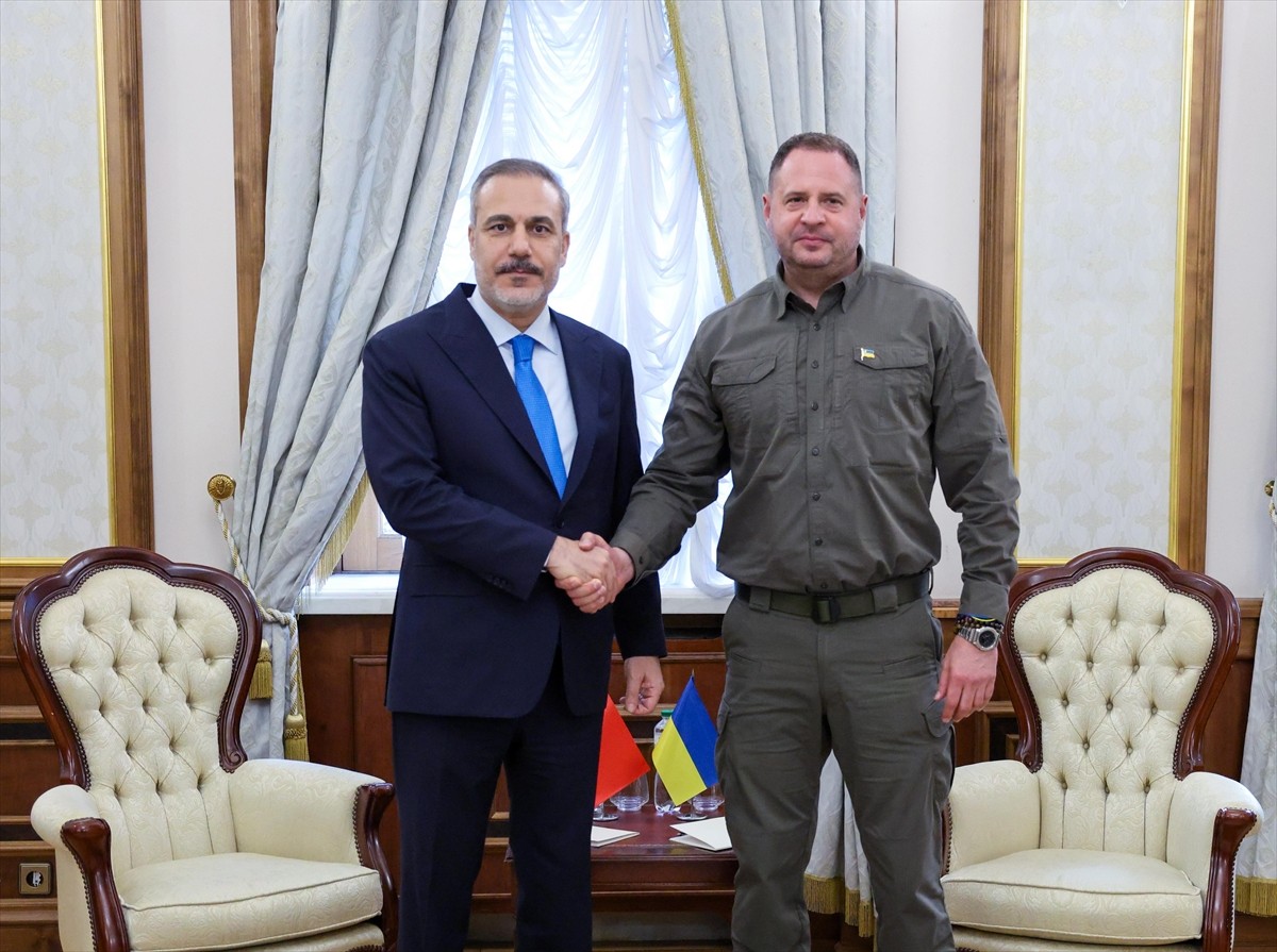 Dışişleri Bakanı Hakan Fidan (solda), Ukrayna ziyareti kapsamında Ukrayna Devlet Başkanlığı Ofisi...