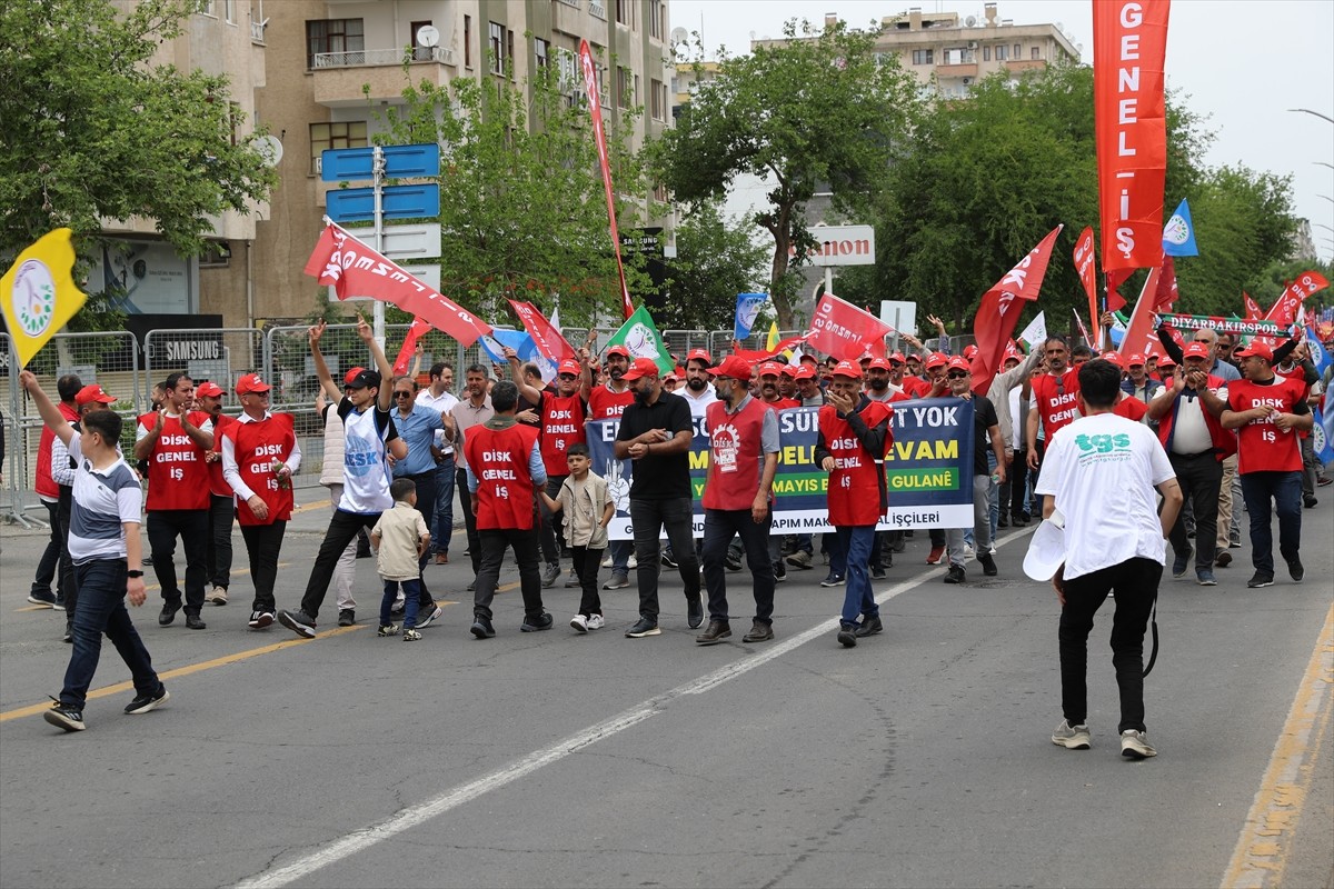 Diyarbakır'da 1 Mayıs Emek ve Dayanışma Günü dolayısıyla, Merkez Yenişehir ilçesindeki İstasyon...