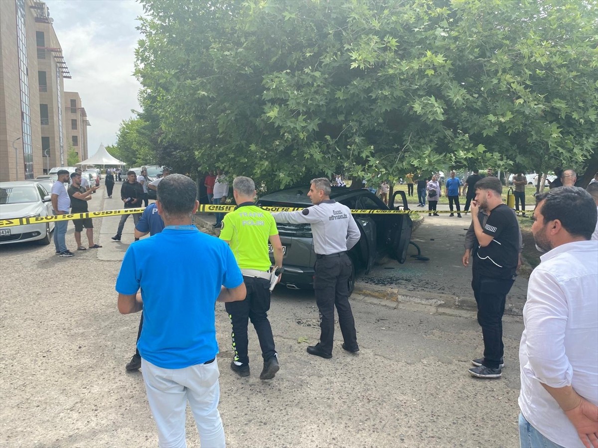 Diyarbakır'da Gazi Yaşargil Eğitim ve Araştırma Hastanesi bahçesinde oturanlara otomobilin...