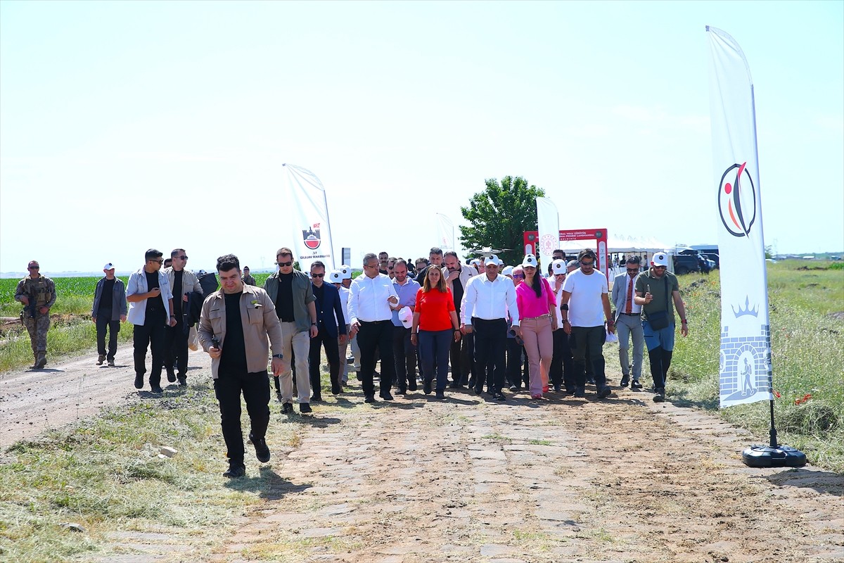 Diyarbakır'da "Kral Yolu"nda belirlenen rotaların tanıtımı, Pirareş Köprüsü mevkisinde düzenlenen...