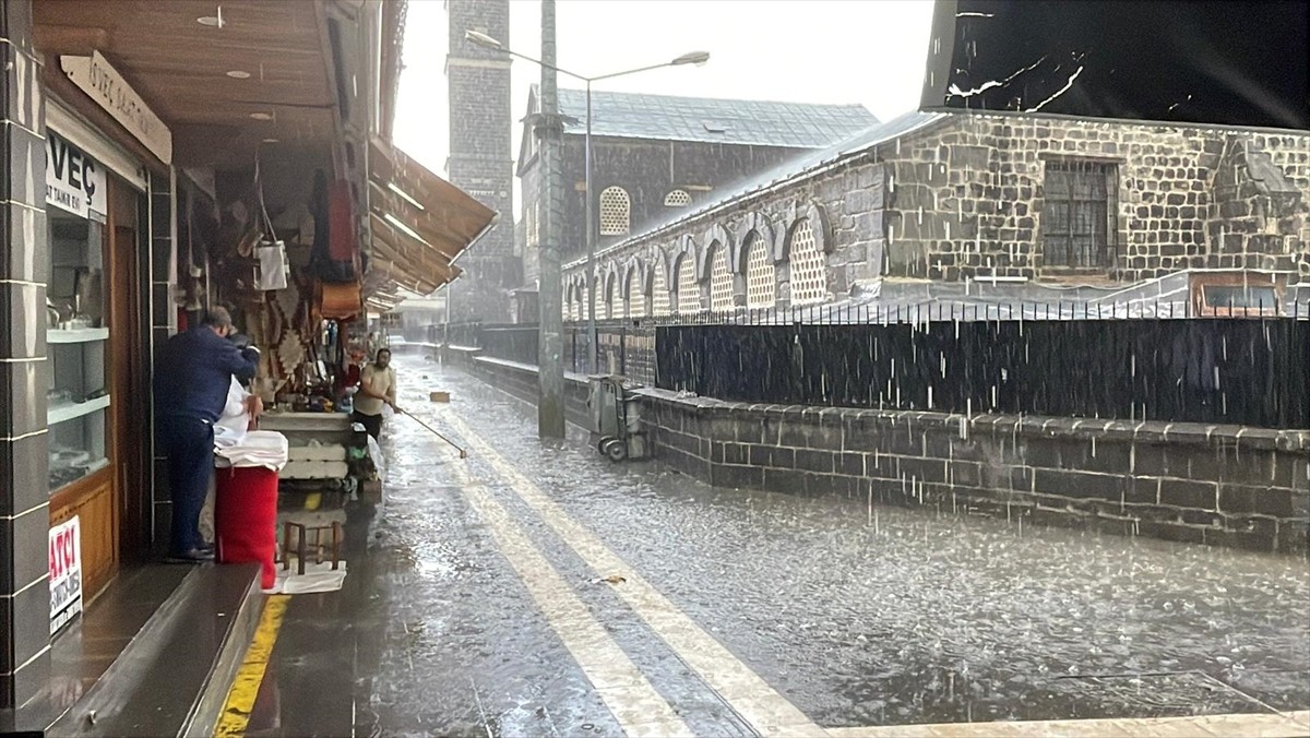Diyarbakır'da sağanak, dolu ve kuvvetli rüzgar etkili oldu. Sağanak ve dolu nedeniyle bazı cadde...