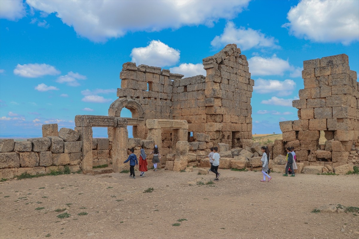 Diyarbakır'ın Çınar ilçesindeki Atatürk İlkokulu öğrencileri, kentin tarihi mekanlarının tanıtımı...