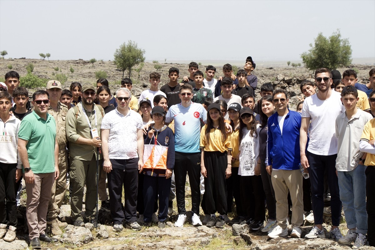 Diyarbakır'ın Karacadağ bölgesinde, Çınar Kaymakamlığı ev sahipliğinde bisiklet turu, lav yolunda...