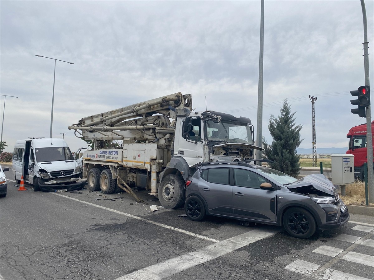 Diyarbakır'ın merkez Yenişehir ilçesinde otomobil, beton pompası ve minibüsün karıştığı kazada 11...