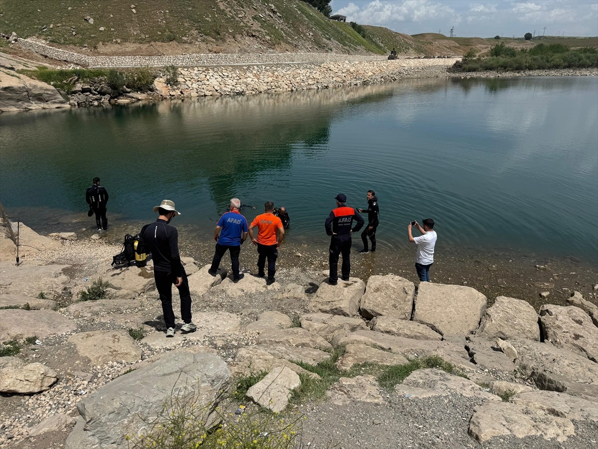 Diyarbakır'ın Silvan ilçesinde dengesini kaybederek Batman Çayı'na düşen 15 yaşındaki genç...