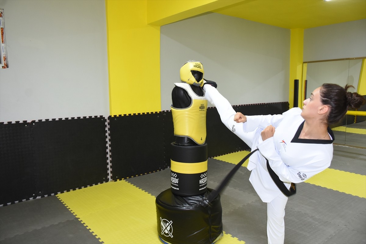 Doğuştan işitme engelli tekvandocu Zerda Polat, Japonya'nın başkenti Tokyo'da 15-26 Kasım...