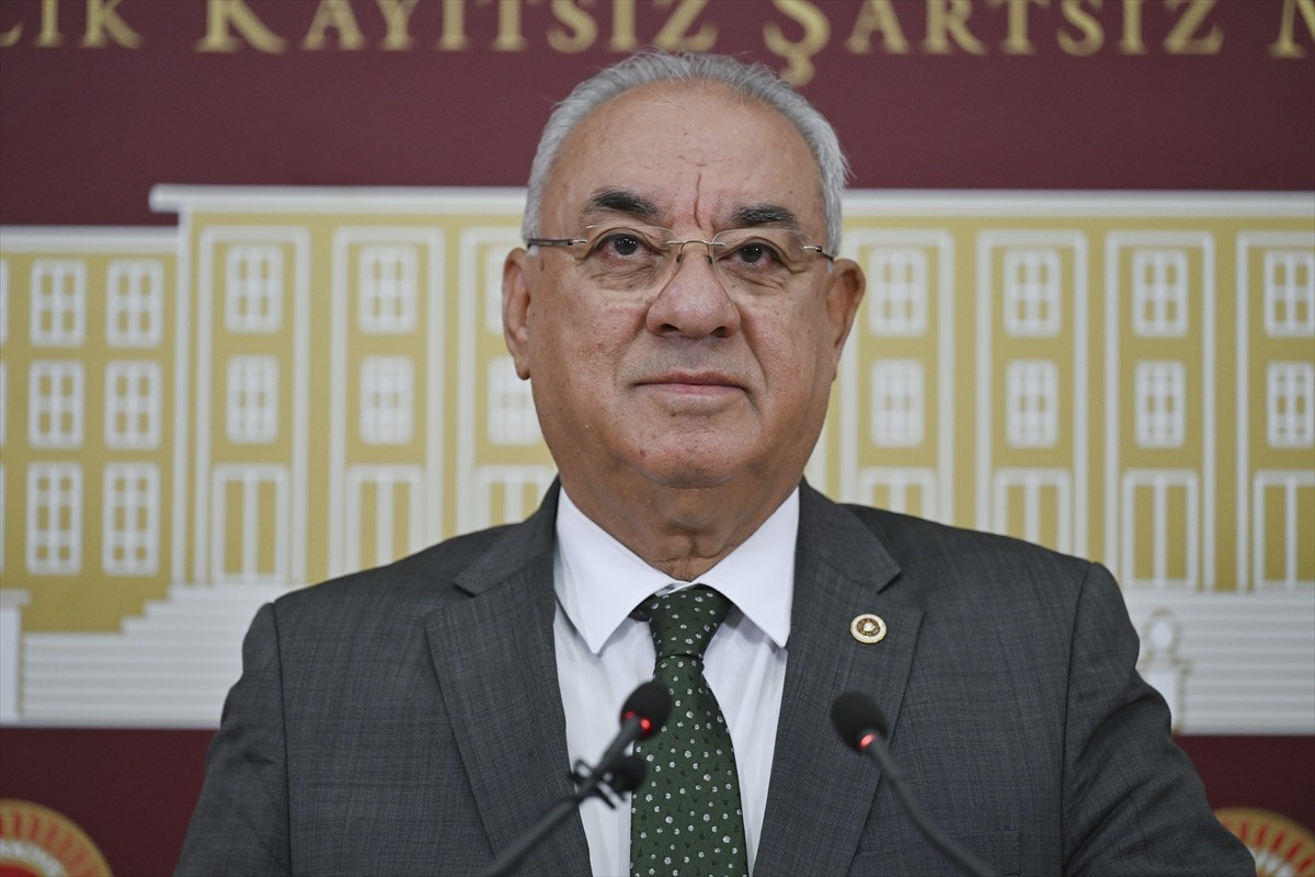 DSP Genel Başkanı Önder Aksakal, TBMM'de düzenlediği basın toplantısında "Terörsüz Türkiye"...