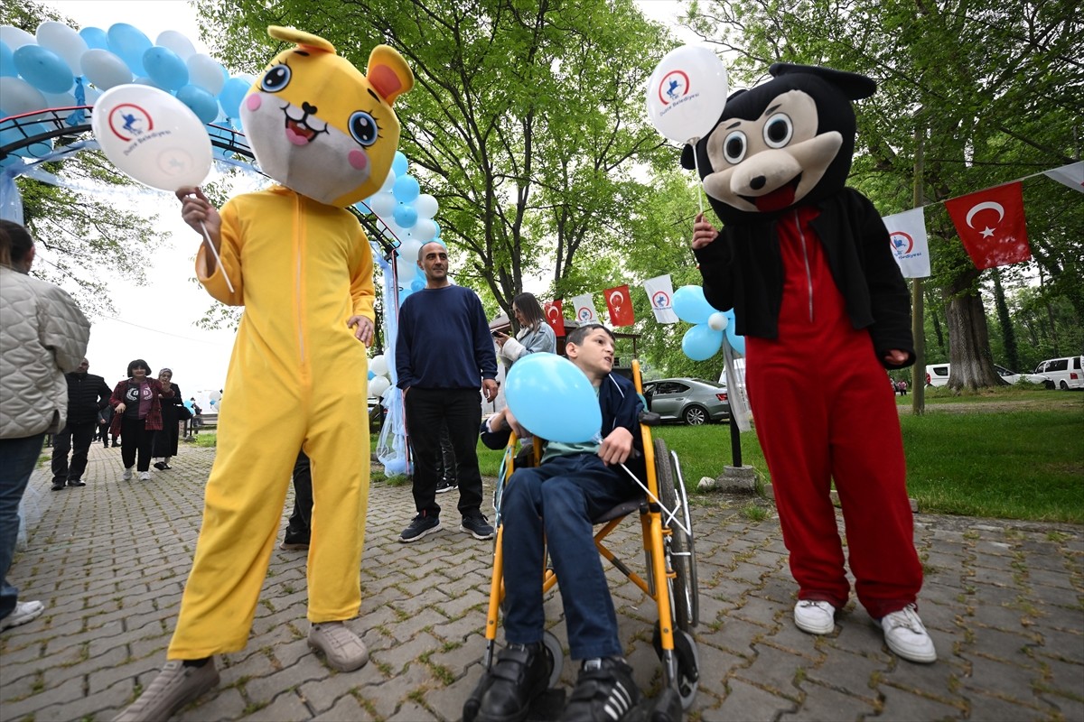 Düzce'de "Engelsiz Yaşam Pikniği"ne katılan özel gereksinimli bireyler ve aileleri, gönüllerince...