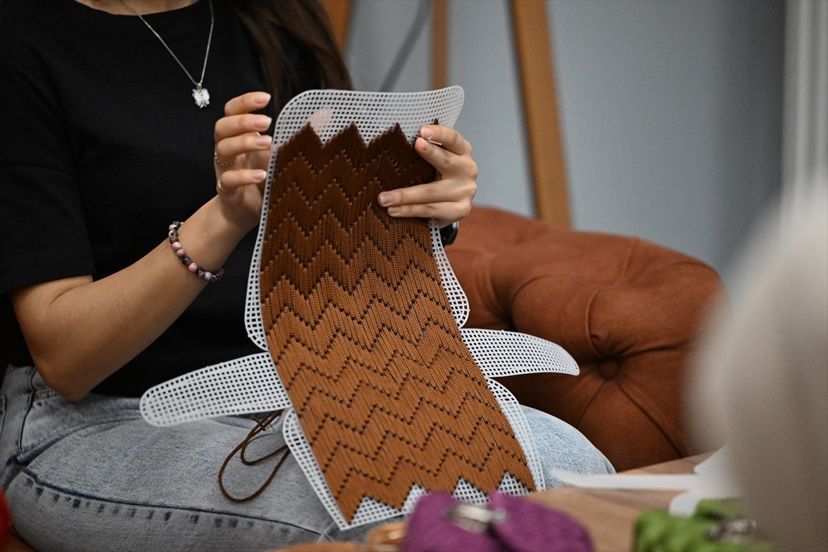 Düzce Gençlik Merkezi gönüllüleri, Anneler Günü dolayısıyla hayata geçirilen "Çantamda Sevgi Var"...