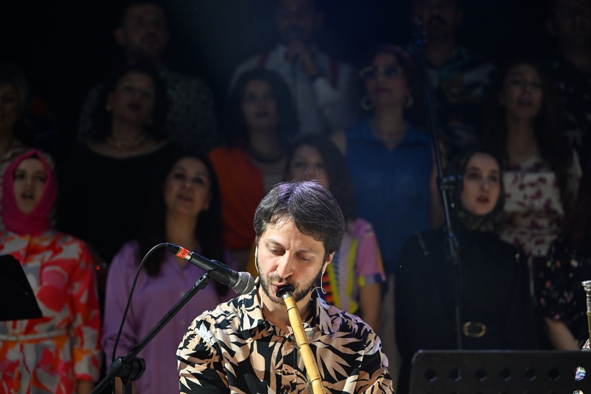 Düzce Uluslararası Konuralp Film Festivali kapsamında öğretmenlerden oluşan koro, 1980 ve 1990'lı...