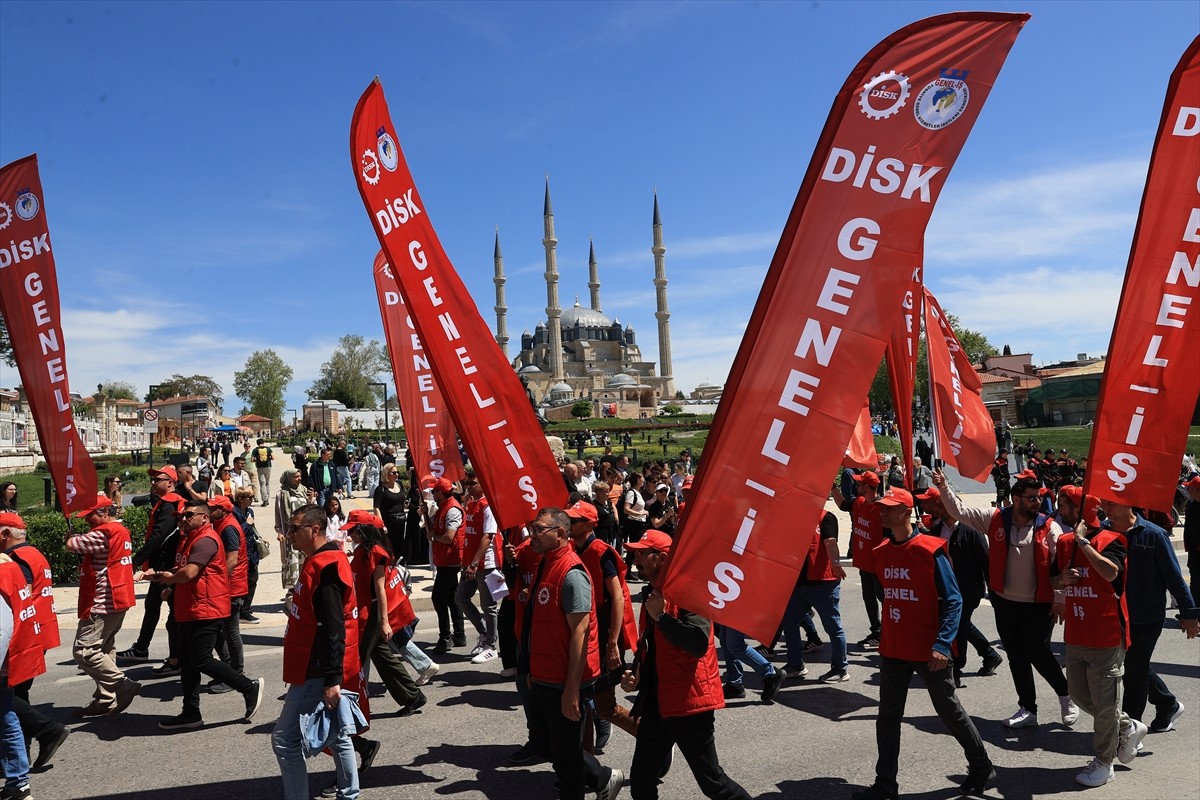 Edirne'de 1 Mayıs Emek ve Dayanışma Günü dolayısıyla Atatürk Bulvarı'nda bir araya gelen...