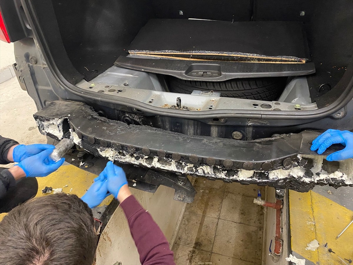 Edirne'de Hamzabeyli Sınır Kapısı'nda düzenlenen operasyonda, 50 kilo 979 gram uyuşturucu ele...