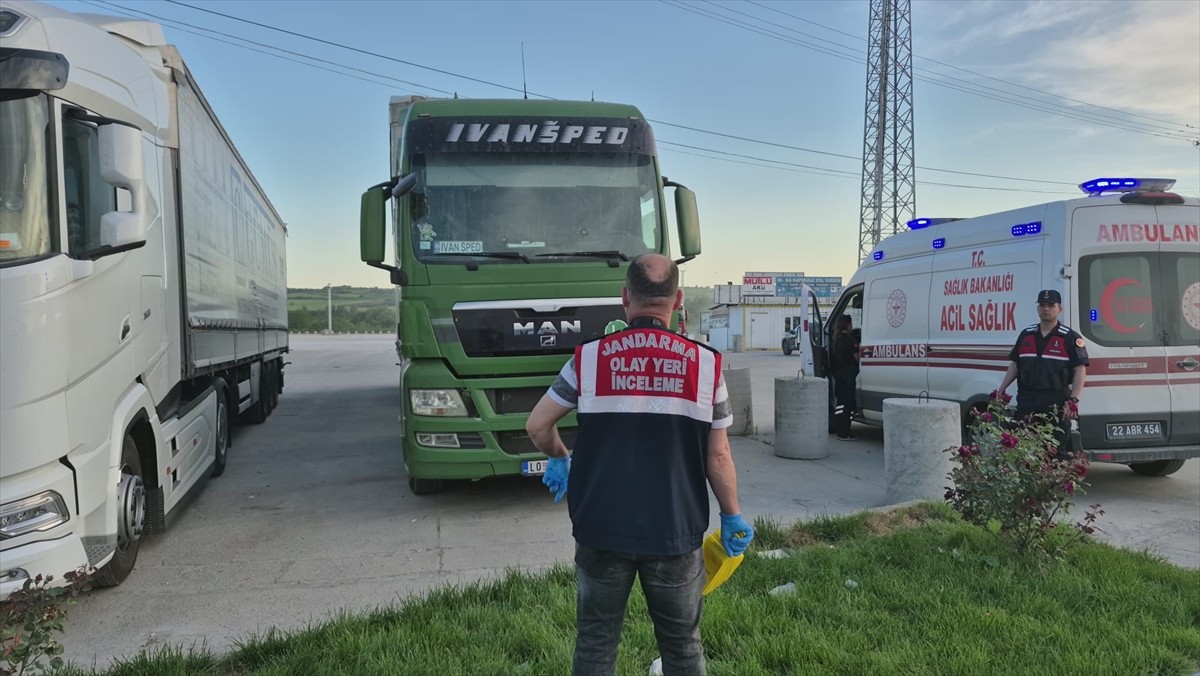 Edirne'de, Kapıkule Sınır Kapısı yakınlarında park halindeki tırın sürücüsü aracında ölü bulundu....