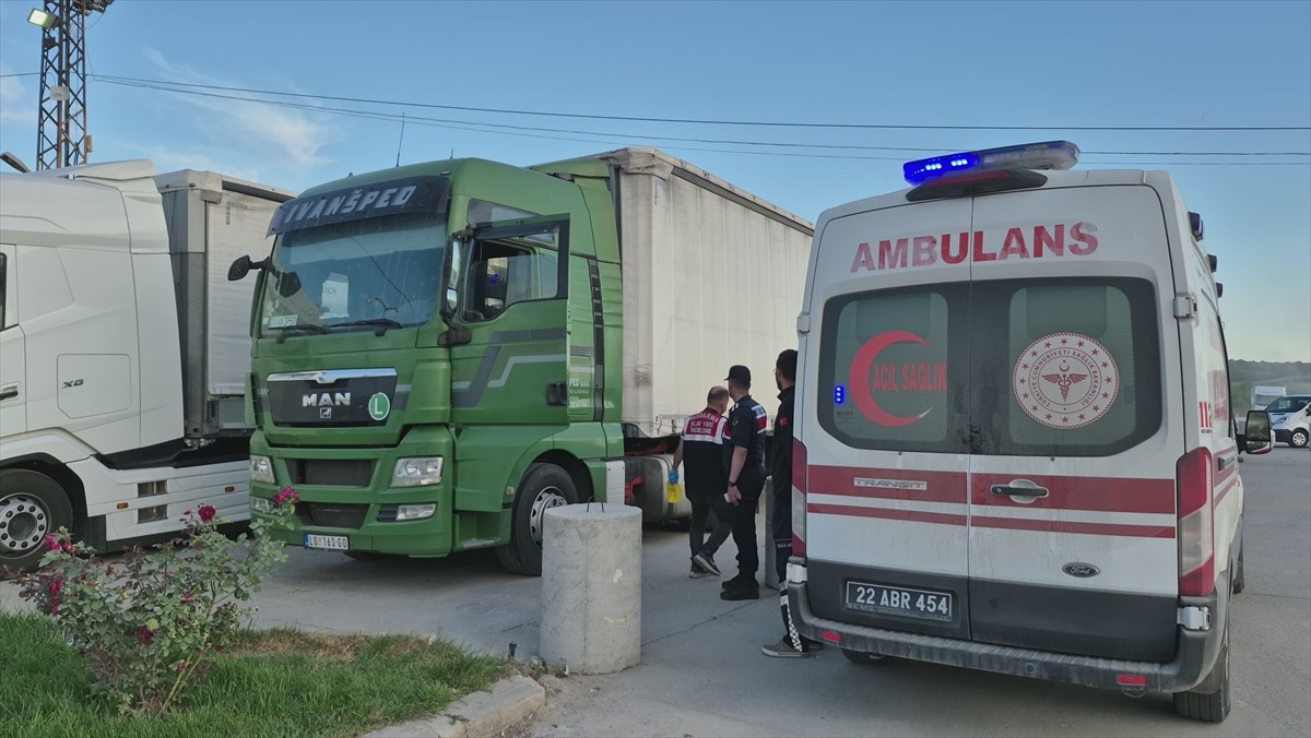 Edirne'de, Kapıkule Sınır Kapısı yakınlarında park halindeki tırın sürücüsü aracında ölü bulundu....