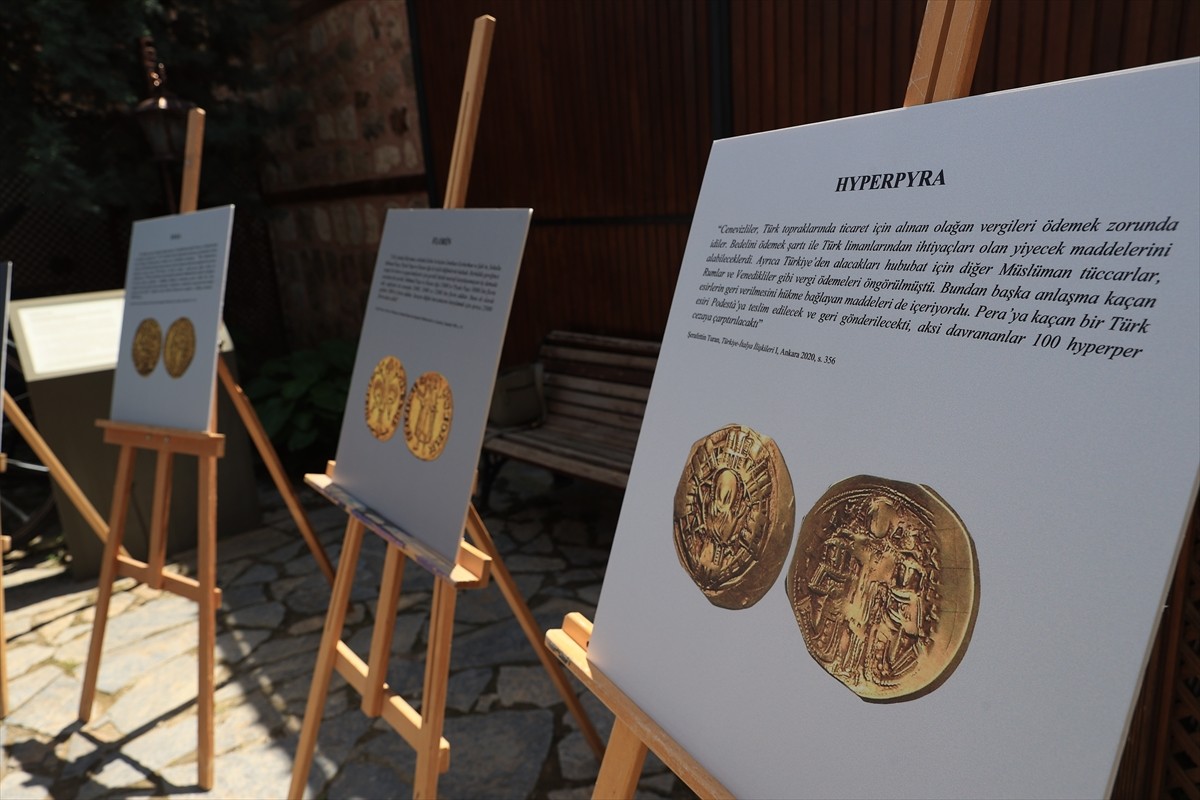 Edirne'de Müzeler Haftası kapsamında Osmanlı Dönemi'nde kullanılan yabancı paraların tanıtıldığı...